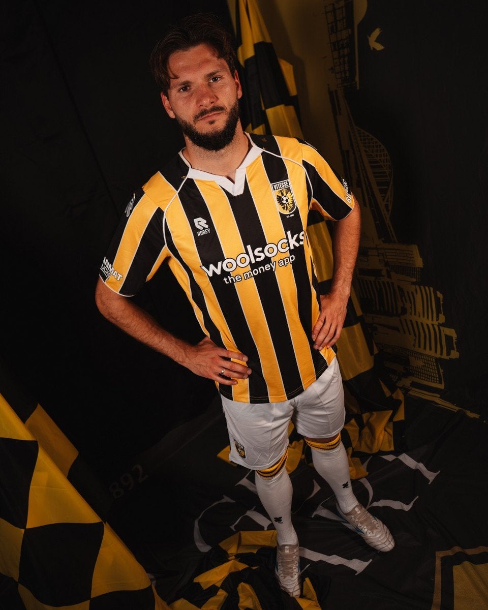 Gesigneerd Vitesse thuisshirt 25/26 XL - Nieuw met kaartje, Maat XL, Ophalen of Verzenden, Nieuw, Shirt