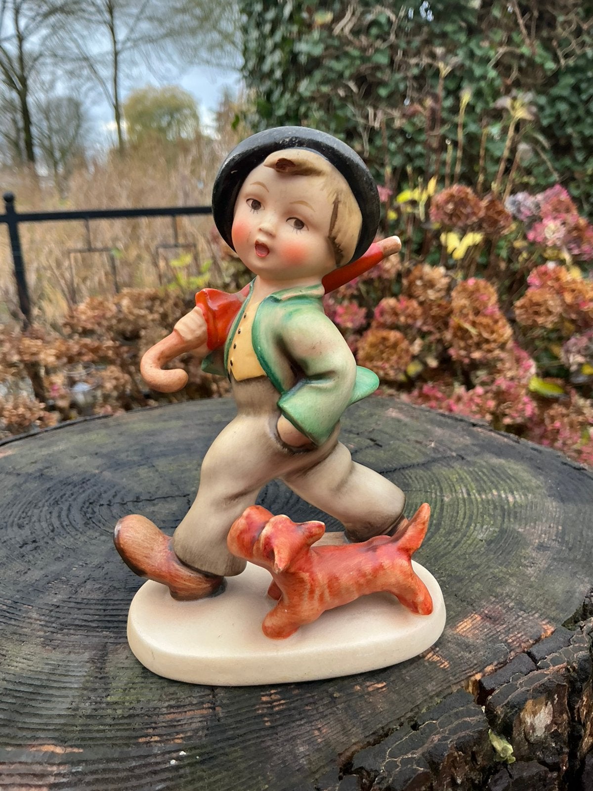 Hummel ❤️ beeldje jongen met paraplu en hondje, Ophalen of Verzenden, Zo goed als nieuw, Hummel