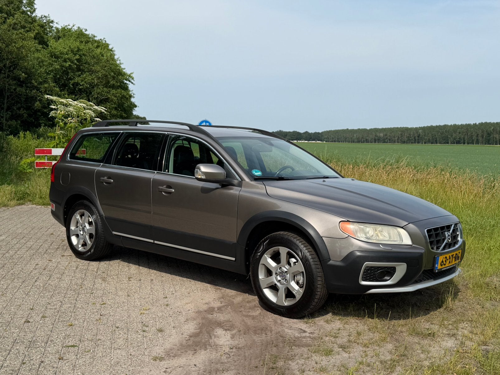 Volvo XC70 3.2 AWD Geartronic 2007 Grijs, Auto's, Volvo, Automaat, 238 pk, 1800 kg, Zwart