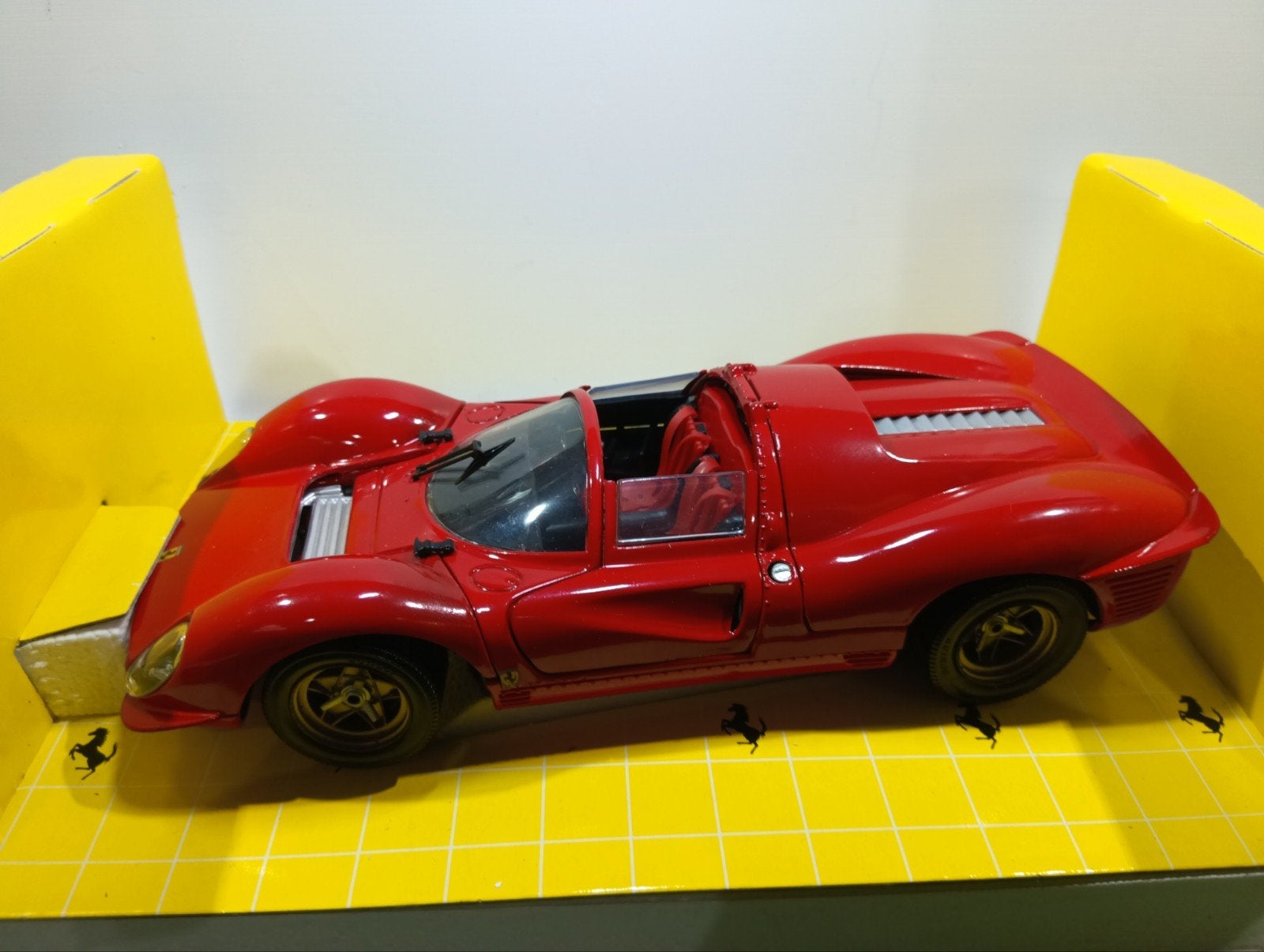 Revell Ferrari 330 P4 Schaal 1:18 - Zo goed als nieuw, Ophalen of Verzenden, Zo goed als nieuw, Auto, Revell