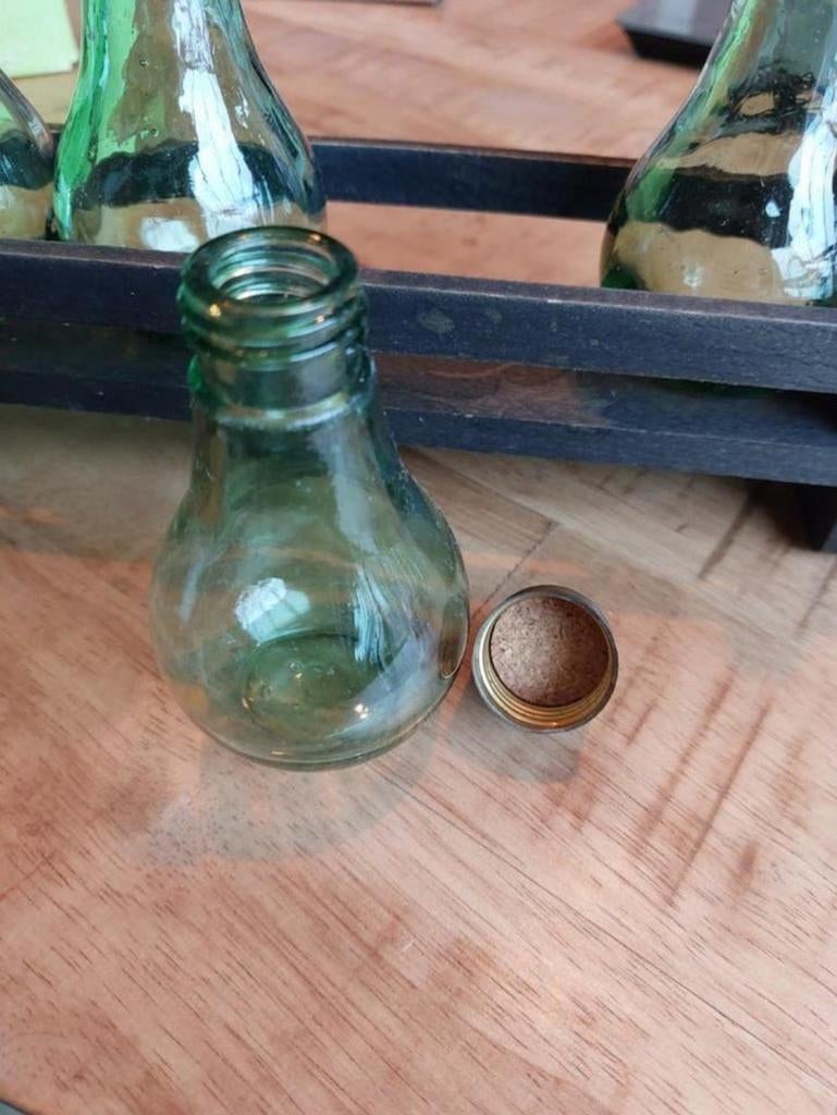 Groene lampflesjes in standaard, Antiek en Kunst, Antiek | Glas en Kristal, Ophalen of Verzenden