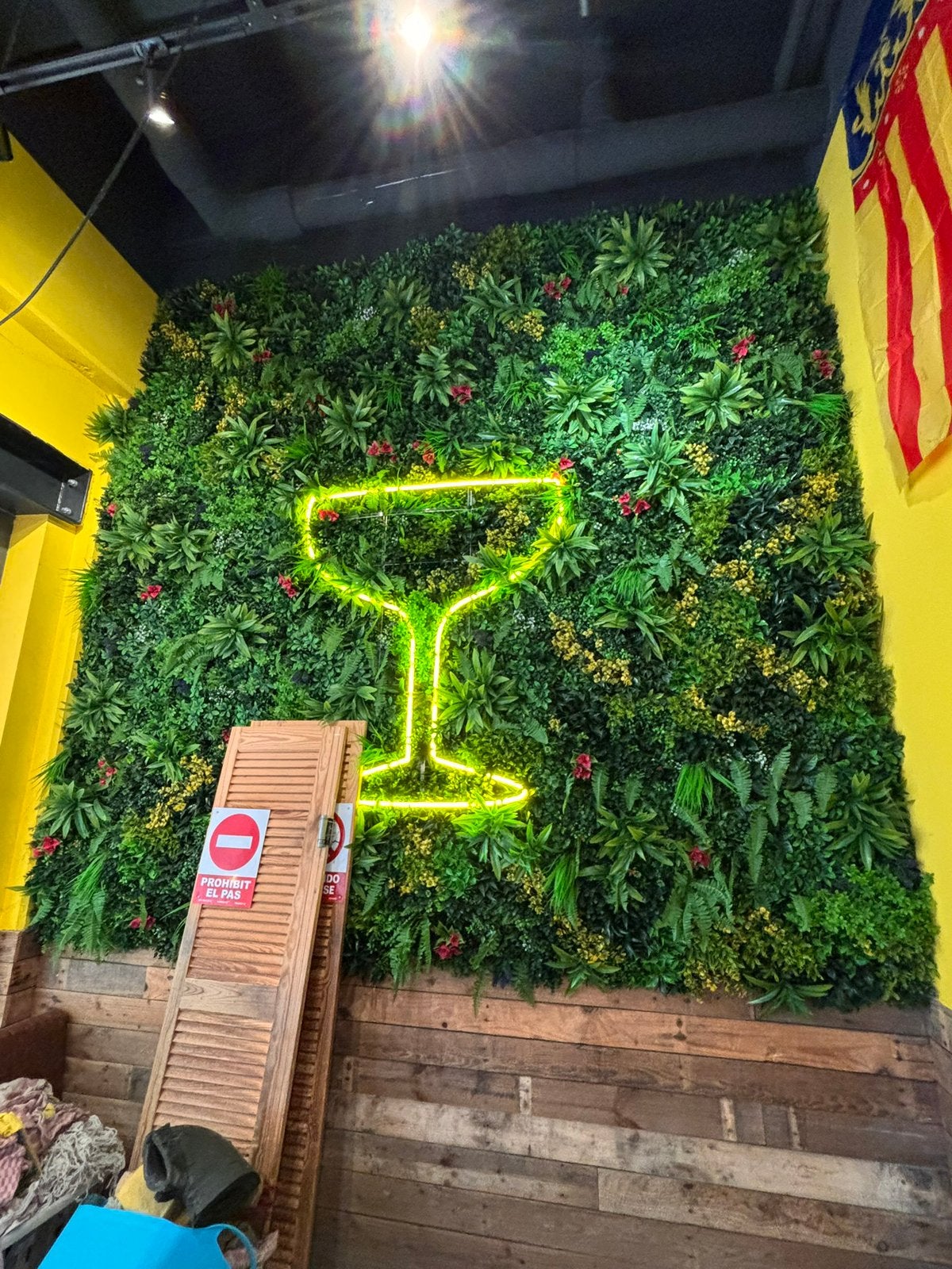 Neon cocktail glas, Ophalen, Zo goed als nieuw