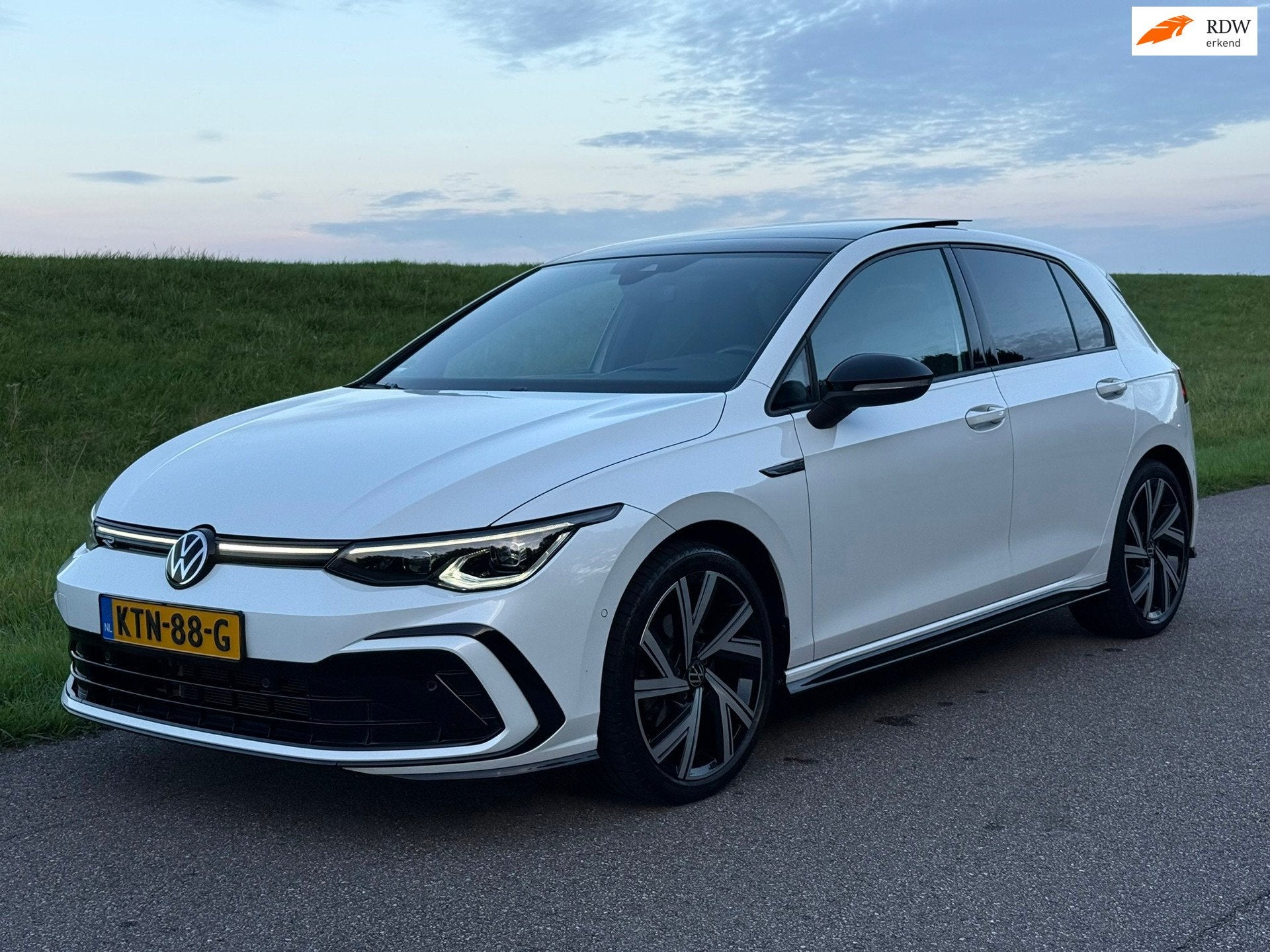 Volkswagen Golf 1.5 eTSI 3x R-Line| Pano | HuD | Matrix, Dealer onderhouden, 4 cilinders, 150 pk, Alcantara