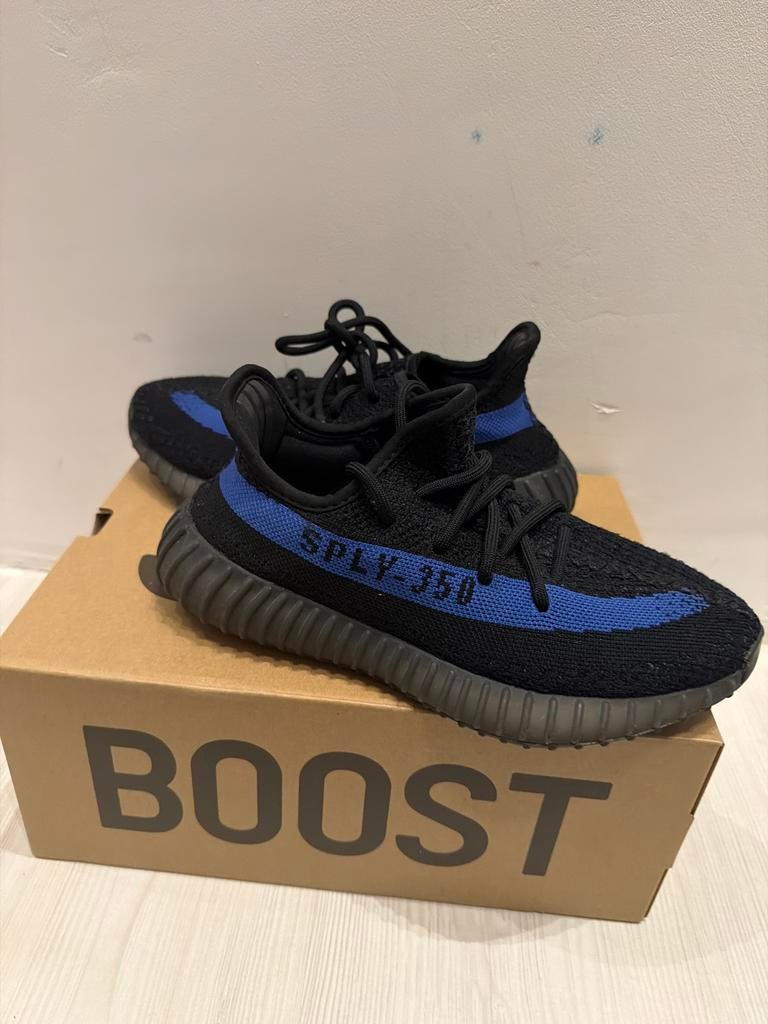 Adidas Yeezy Boost 350 V2 Dazzling Blue - Nieuw (US 6), Kleding | Heren, Schoenen, Ophalen of Verzenden, Zo goed als nieuw, Zwart