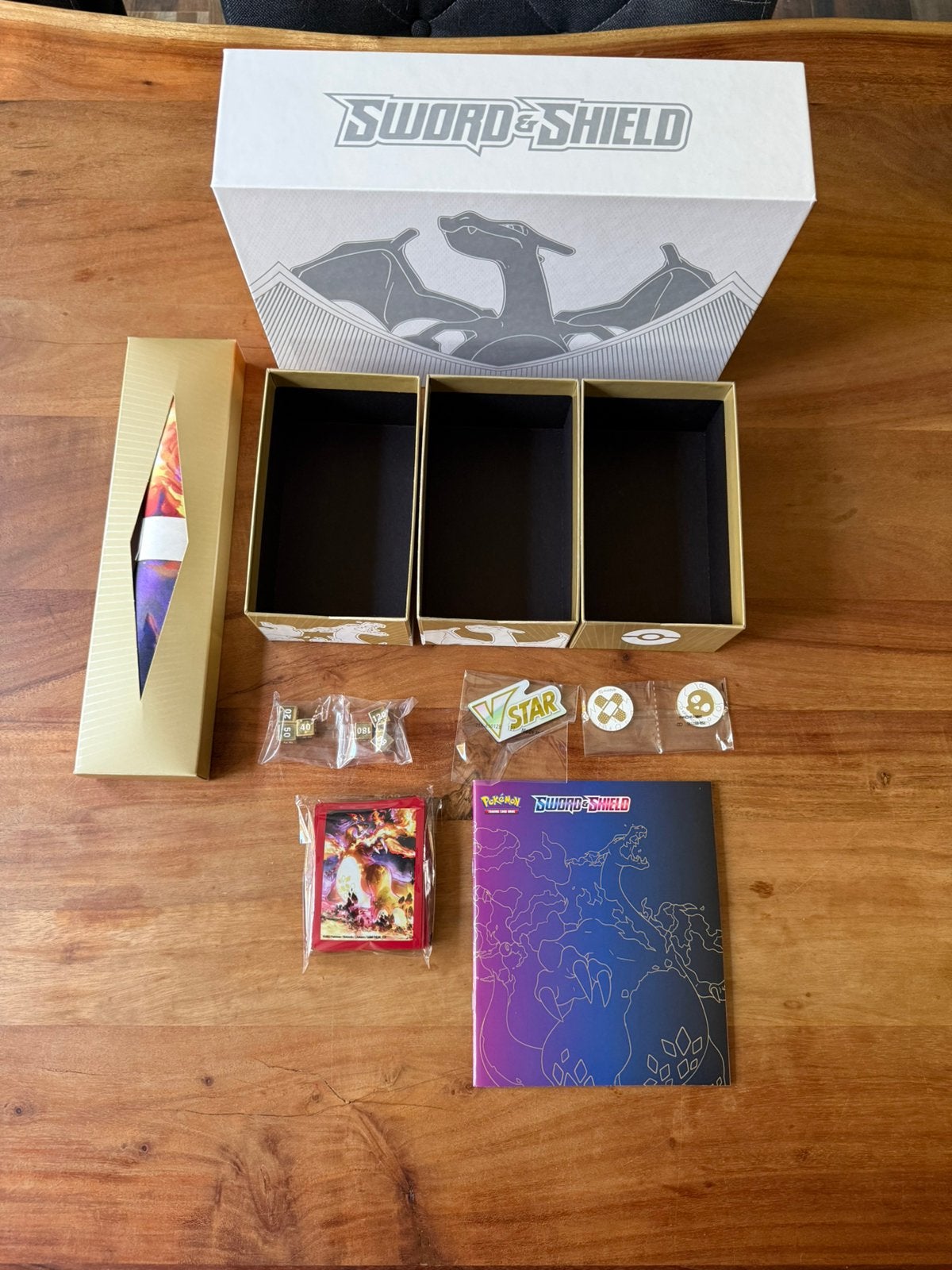 Charizard UPC Empty Box & Accessories SWSH 2022, Hobby en Vrije tijd, Ophalen of Verzenden, Zo goed als nieuw