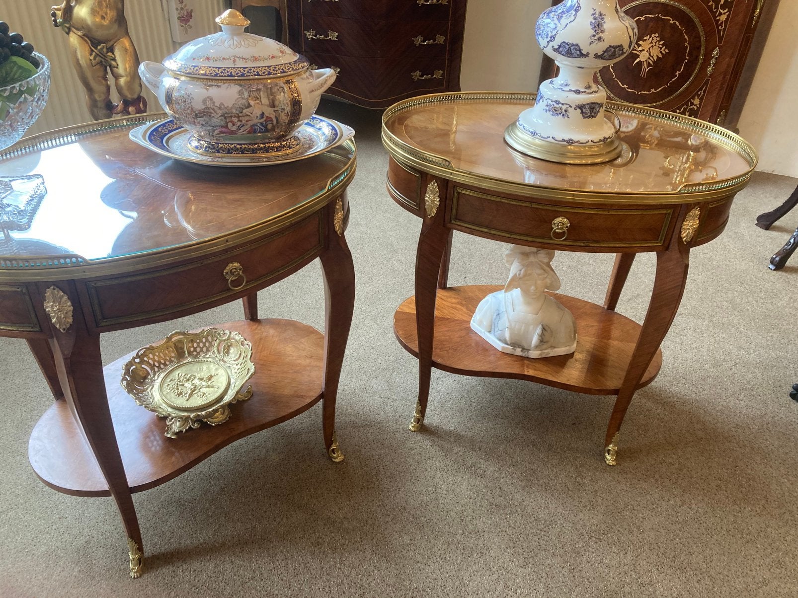 Koppel antieke franse ovale tafels met brons, Ophalen