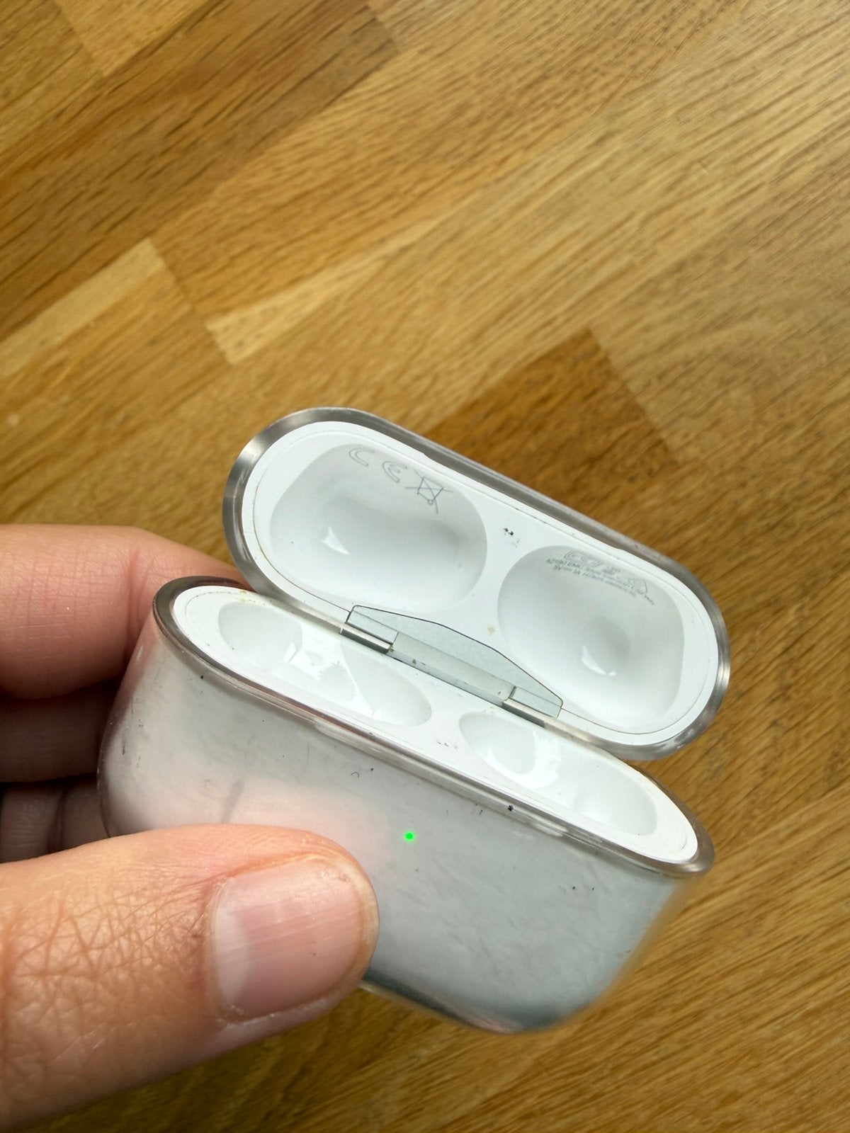 Airpods Pro 1e Gen case (1 jr oud), Ophalen, Actieve ruisonderdrukking, Zo goed als nieuw, Apple