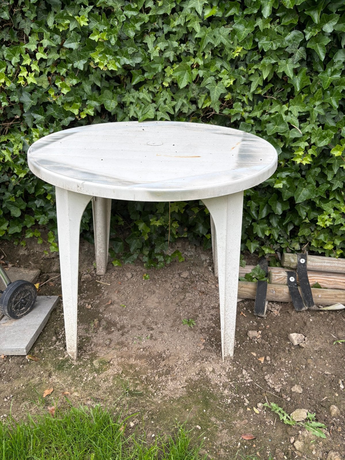 Gratis kunsstof tafel en 4 stoelen, Tuin en Terras, Ophalen, Gebruikt, Rond, Kunststof