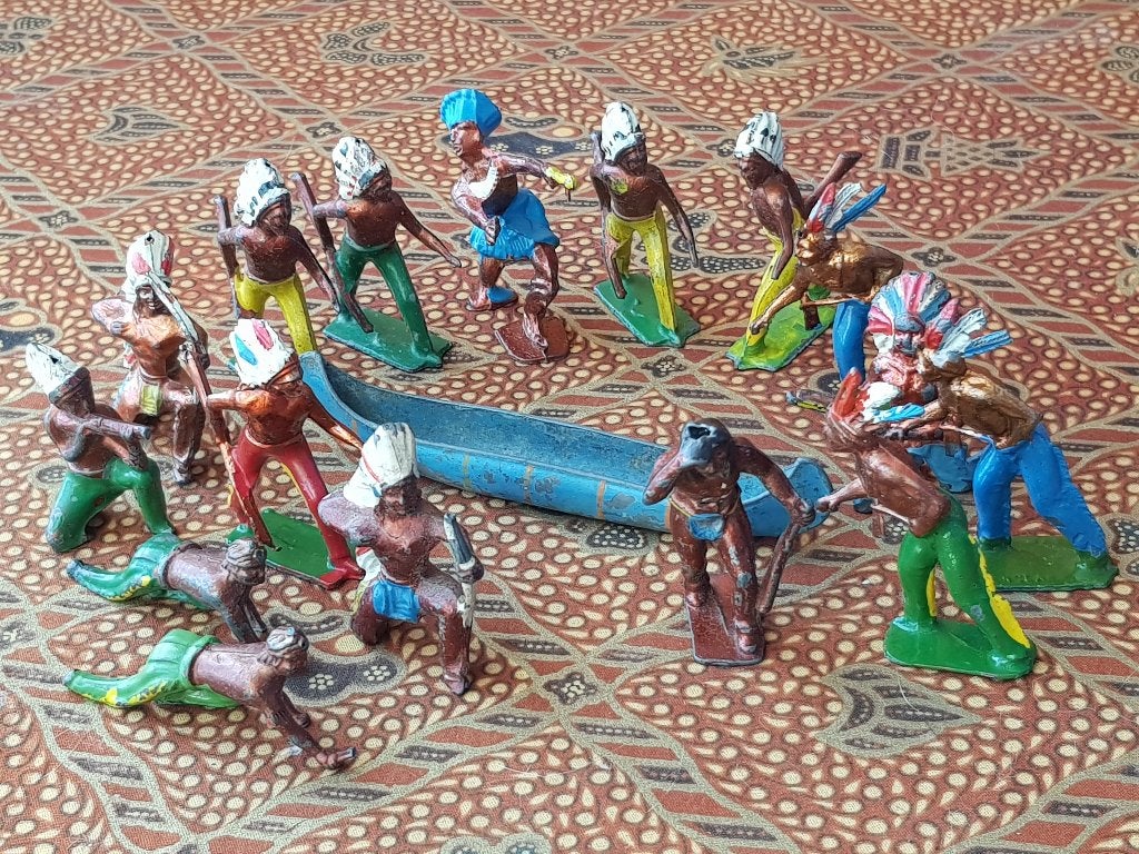16 Indianen met kano mooi oud speelgoed uit Engeland van tin, Antiek en Kunst, Antiek | Speelgoed, Ophalen of Verzenden