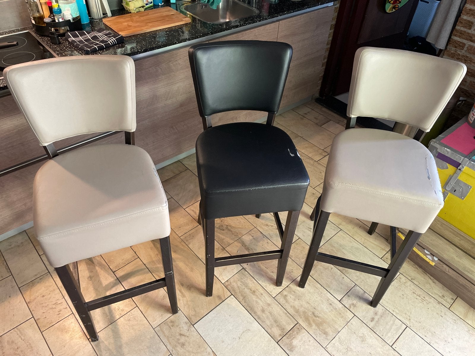 3 gebruikte barkrukken, 2 beige, 1 zwart, Ophalen, Kunststof, Gebruikt, 90 cm of meer
