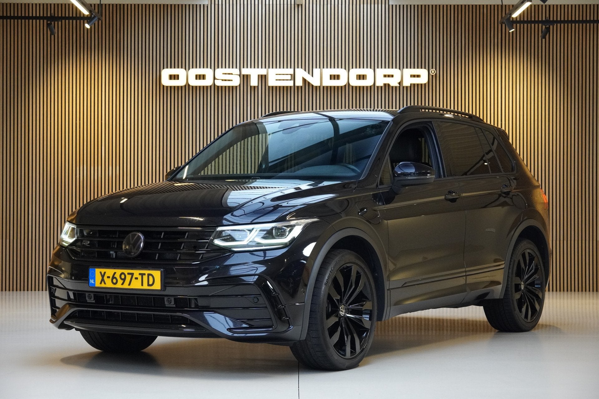 Volkswagen Tiguan 1.4TSI/245pk eHybrid R-Line Blackstyle|202, Auto's, 1716 kg, 4 cilinders, Leder en Stof, Zwart