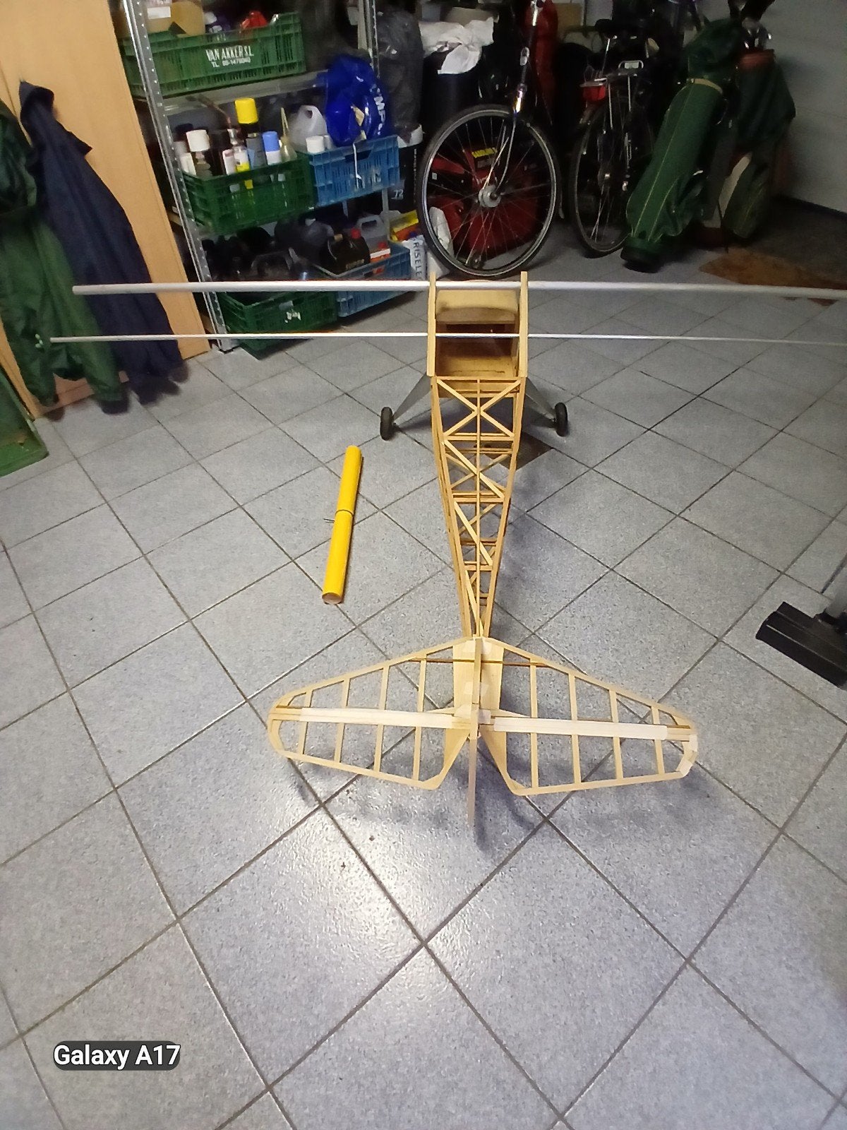 Piper Cub 'in de steigers' + bouwdoos North Star watervliegt, Ophalen