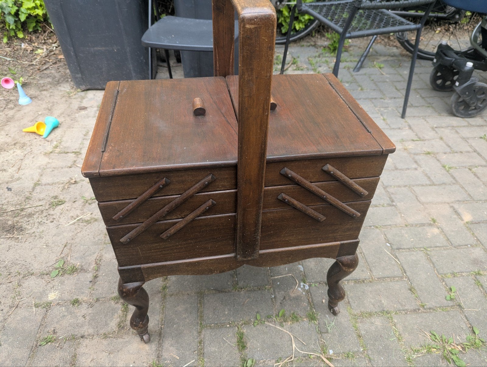 Oude houten naaikist / naaibox op wieltjes, Ophalen