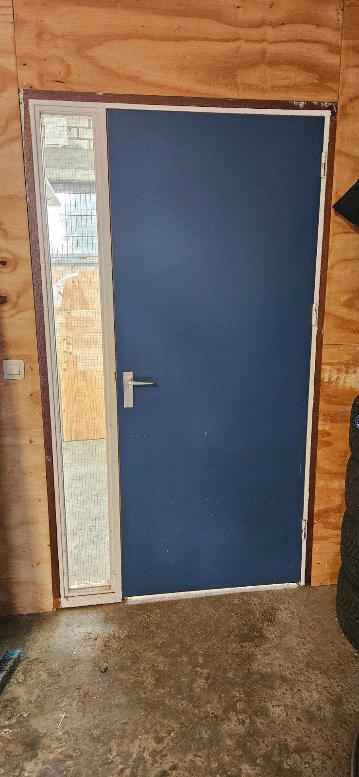 Hardhouten deur met kozijn en zijruit van draadglas, Ophalen, Buitendeur, 200 tot 215 cm