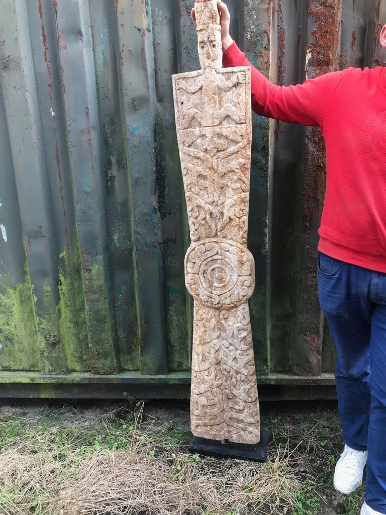 Houtsnijwerk oud schild paneel Java op standaard Indonesië, Overige onderwerpen, Houtsnijwerk, Ophalen of Verzenden, Handgemaakt