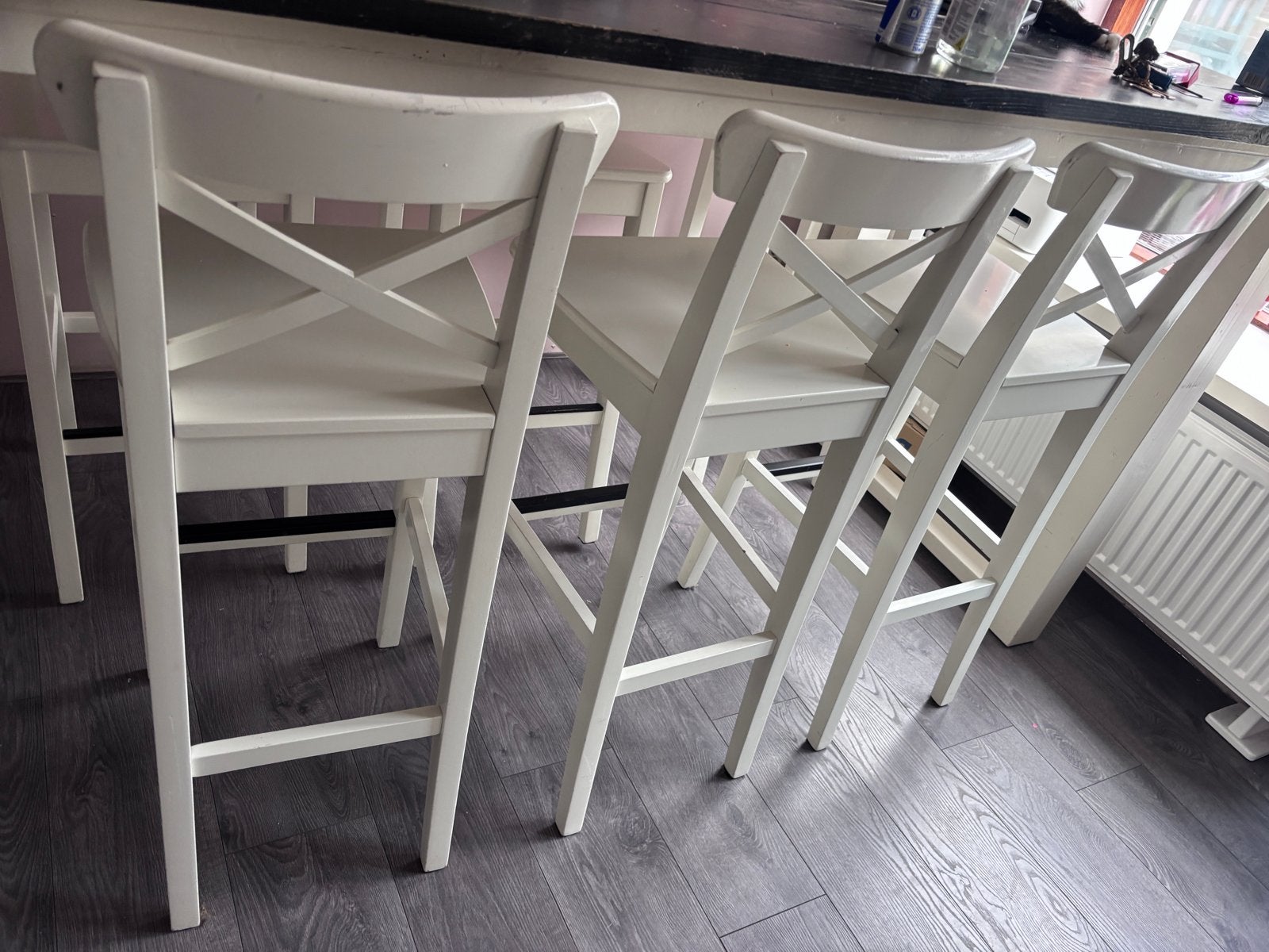 Set van 4 witte barkrukken en robuuste houten bartafel