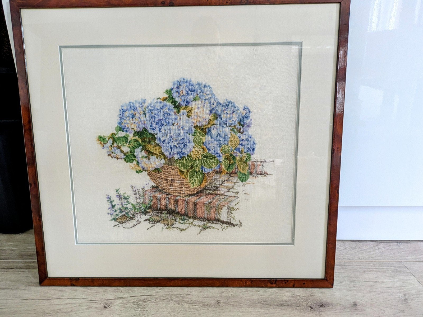 Borduurwerk Hortensia's in mand, ingelijst, Ophalen