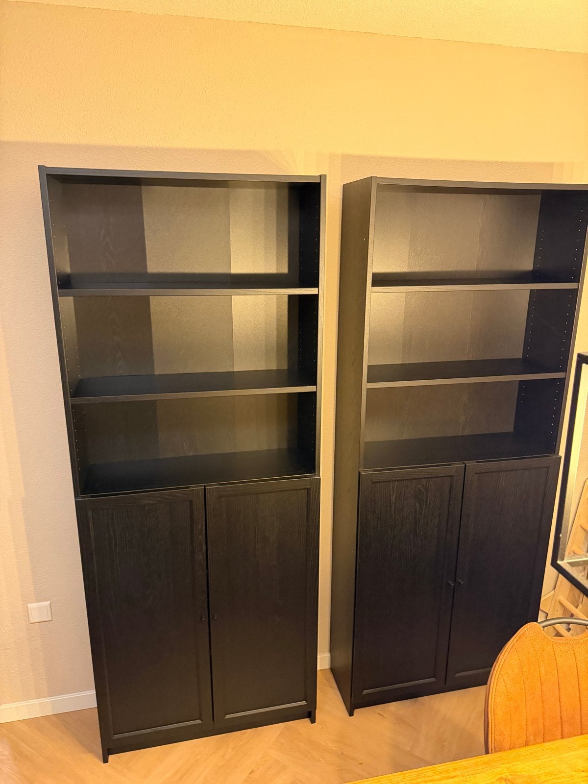 Twee zwarte boekenkasten met deuren Ikea Billy, Huis en Inrichting, Kasten | Boekenkasten, Ophalen, Gebruikt, 200 cm of meer, 50 tot 100 cm