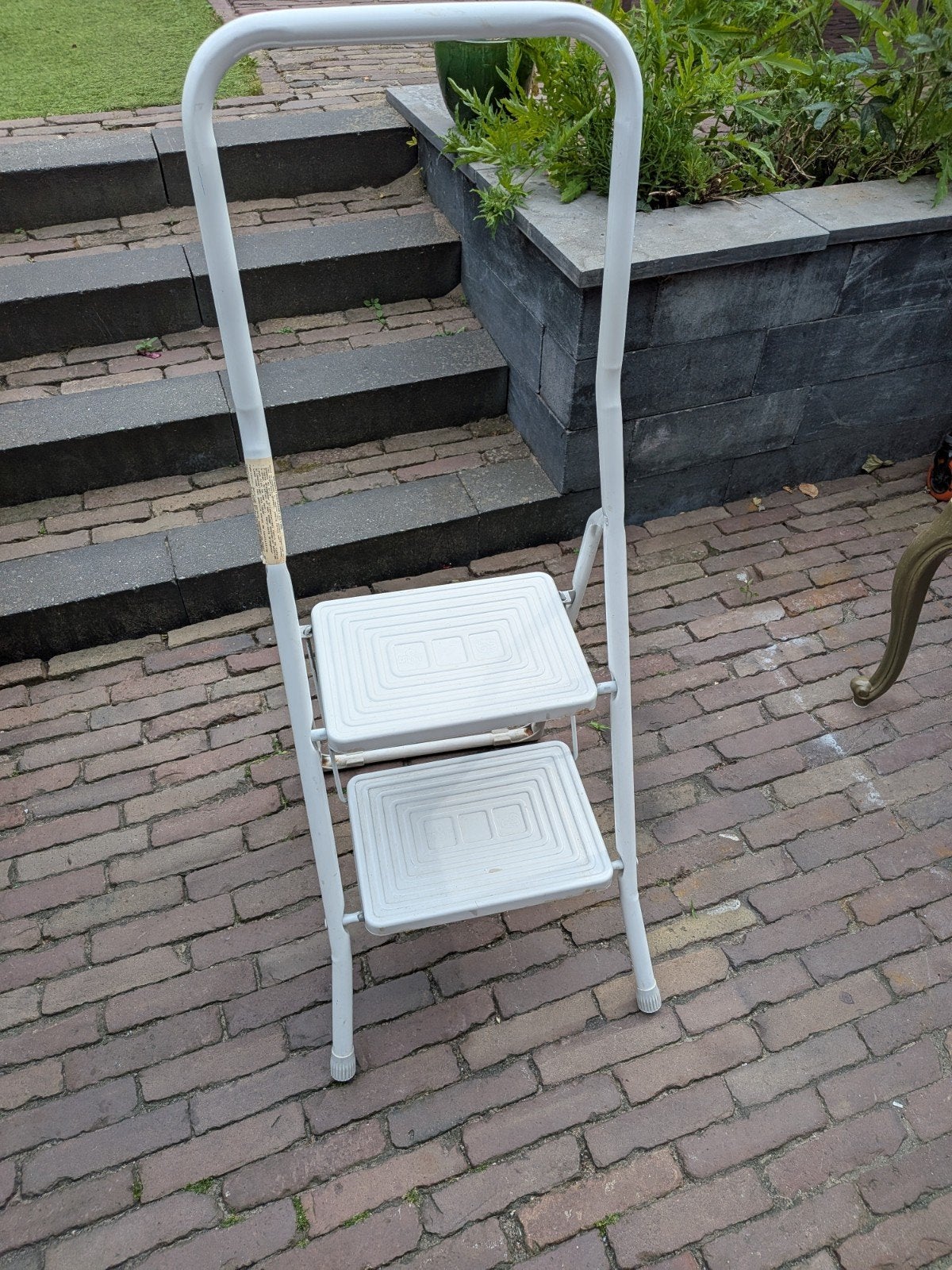 Witte, metalen inklapbare huishoudtrap met twee treden, Doe-het-zelf en Verbouw, Ladders en Trappen, Ophalen, Zo goed als nieuw