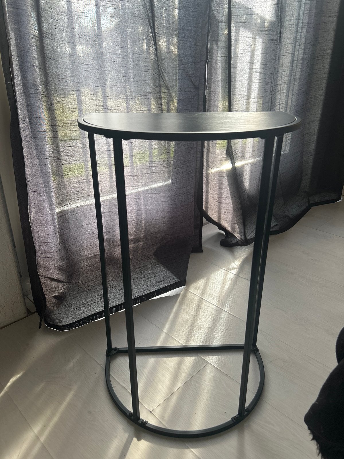 Zwart halfrond bijzettafeltje - perfect voor kleine ruimtes, Ophalen, Minder dan 55 cm, Metaal of Aluminium, Zo goed als nieuw