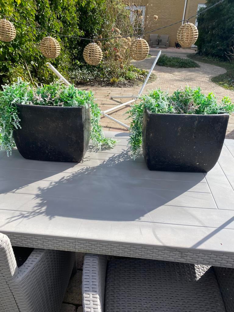 2 hoge stenen bloempotten, Tuin en Terras, Bloembakken en Plantenbakken, Ophalen, Steen, Minder dan 30 cm, Rond
