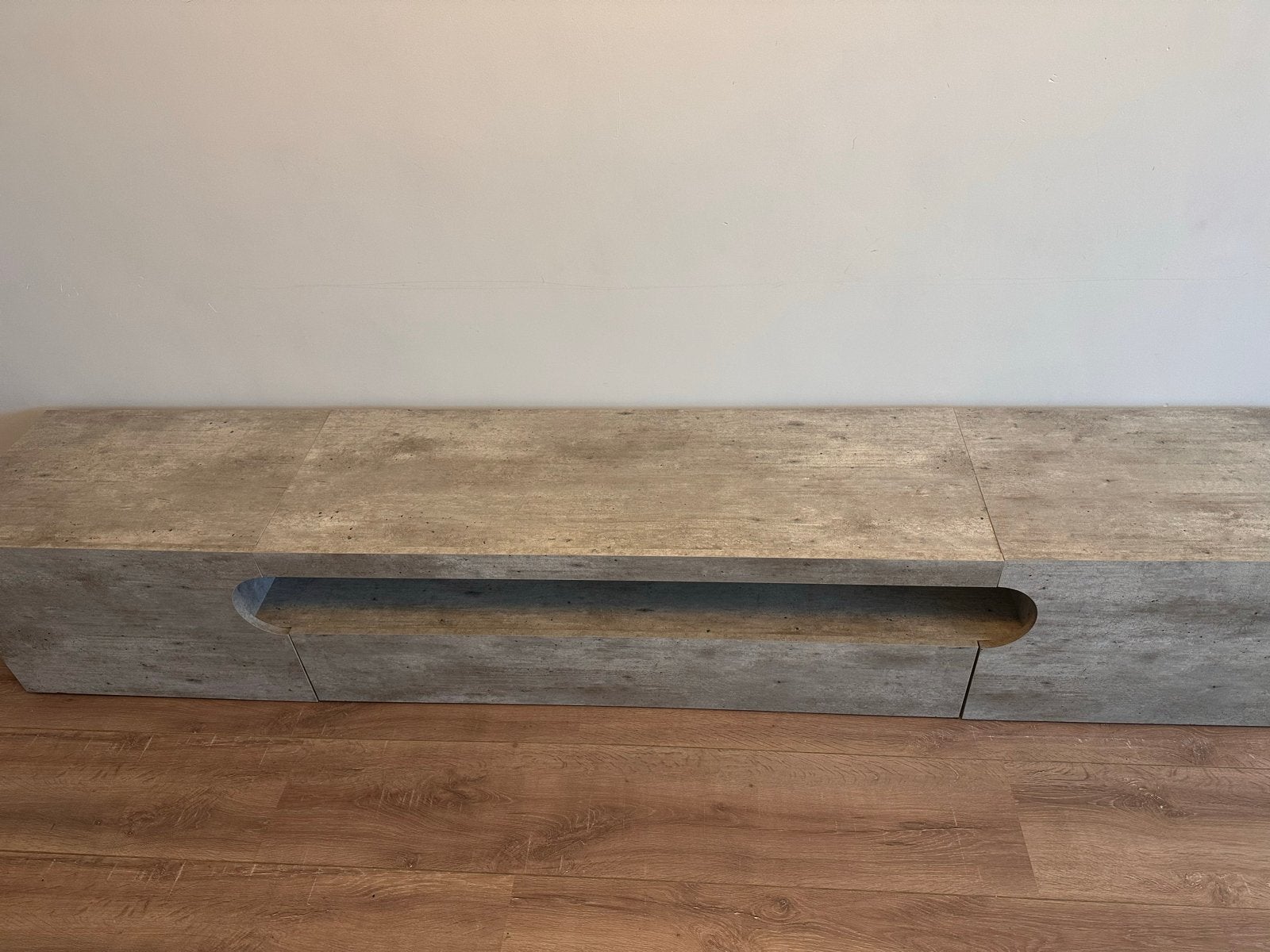 Modern TV-meubel in betonlook - Zo goed als nieuw, Overige materialen, Ophalen of Verzenden, Zo goed als nieuw, 200 cm of meer