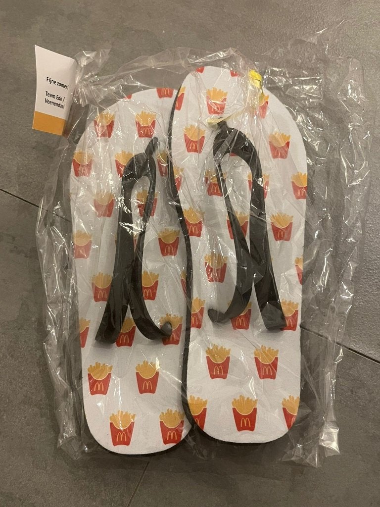 McDonald's slippers, Kleding | Dames, Slippers, Overige kleuren, Nieuw, Ophalen of Verzenden