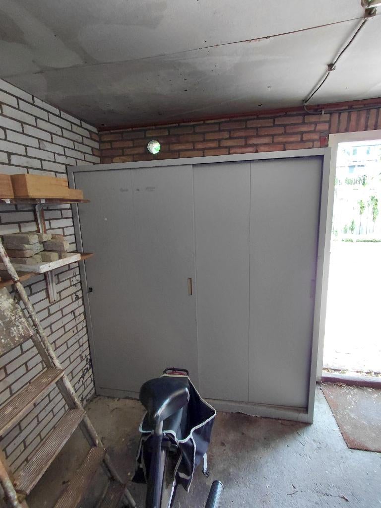 Dubbele metalen kast met schuifdeuren en losse planken, Huis en Inrichting, Kasten | Roldeurkasten en Archiefkasten, Ophalen, Gebruikt