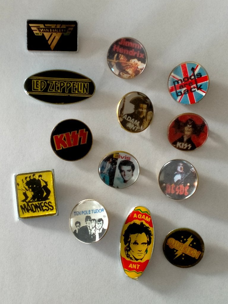 Queen madness Kiss van Halen AC DC vintage badge speldjes, Ophalen of Verzenden, Gebruikt