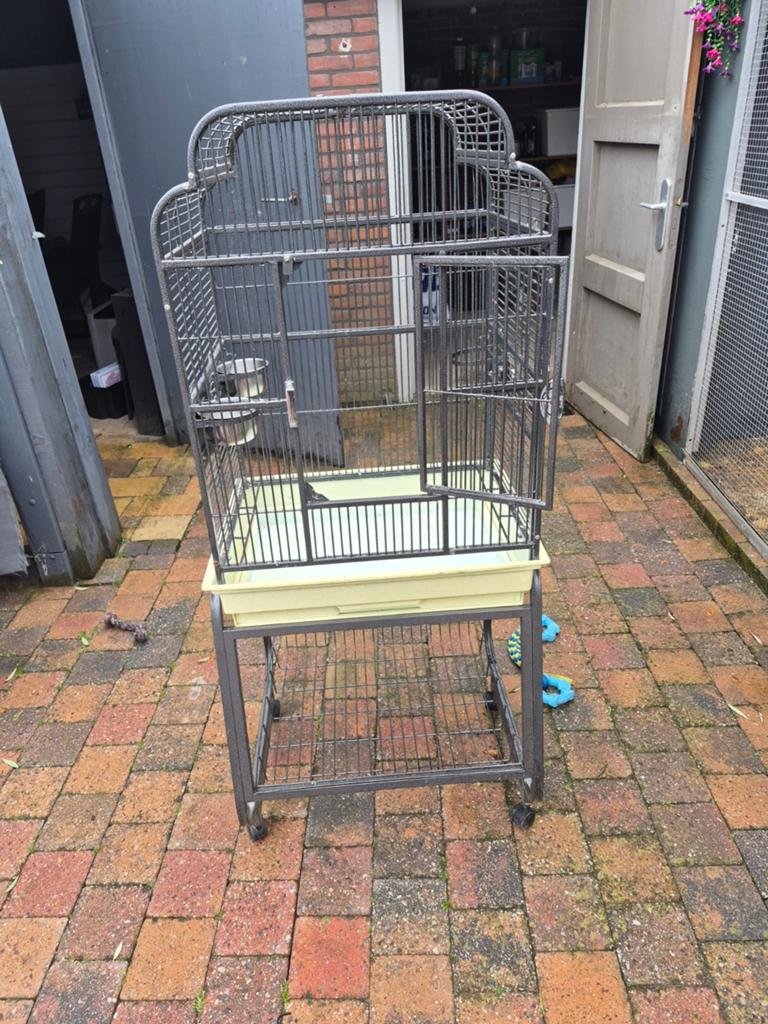 Mooie vogelkooi samen met evt valkparkiet, Dieren en Toebehoren, Ophalen, Gebruikt, Metaal, Vogelkooi