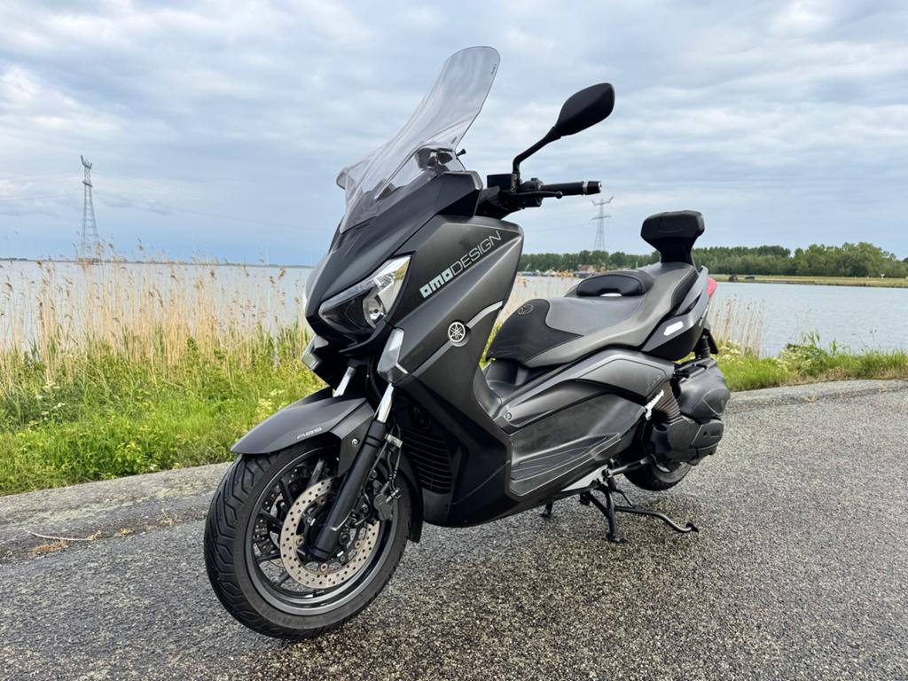 Yamaha X-MAX 400 ABS Momo Design - Sportieve Scooter