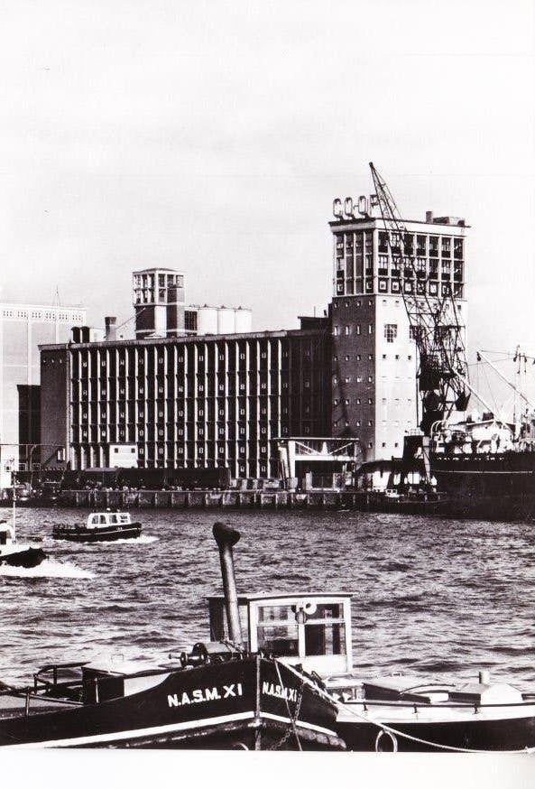 Rotterdam - Meelfabriek aan de Rijnhaven (Echte Foto)12-08, Verzamelen, Ophalen of Verzenden, 1940 tot 1960, Ongelopen, Zuid-Holland
