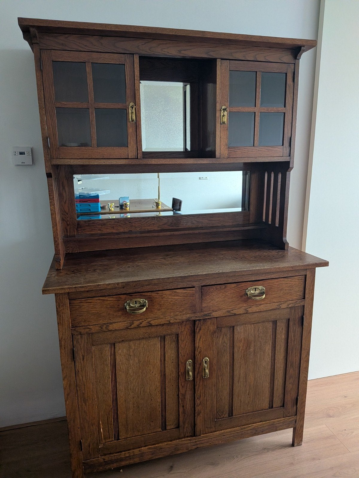 Antieke Eiken Buffetkast (Art Deco)
Beschrijving:
Compacte a, Ophalen