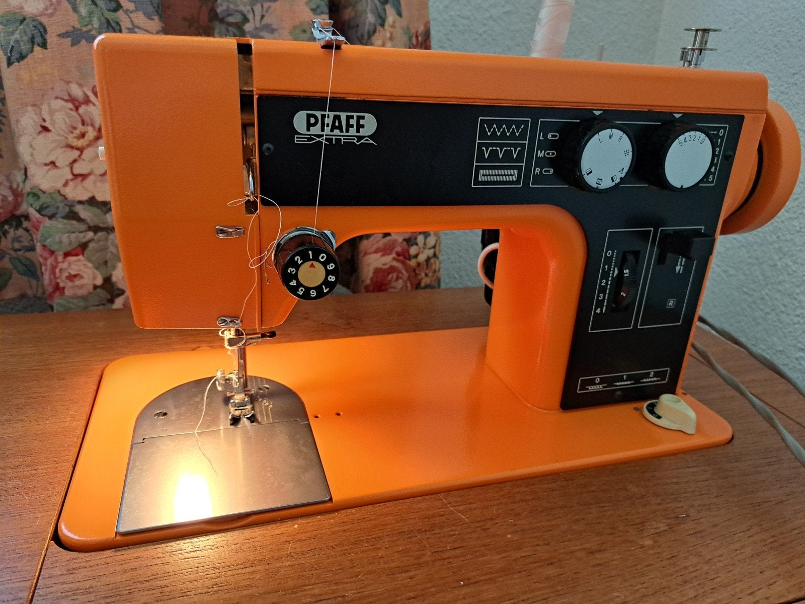 Vintage PFAFF Extra DE 70 naaimachine met meubel.e, Hobby en Vrije tijd, Naaimachines en Toebehoren, Ophalen, Gebruikt, Naaimachine