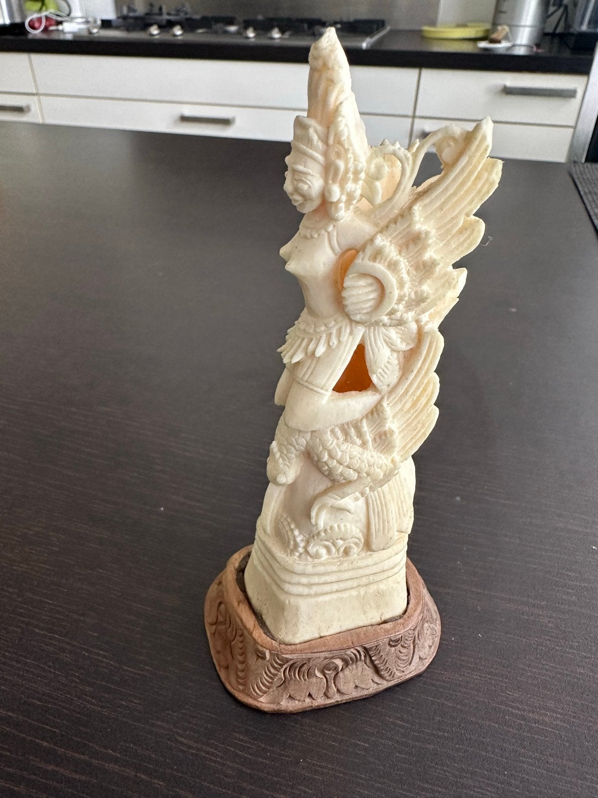Balinees handgesneden beeld van gevleugelde figuur, Overige onderwerpen, Natuurlijk materiaal, Ophalen of Verzenden, Handgemaakt