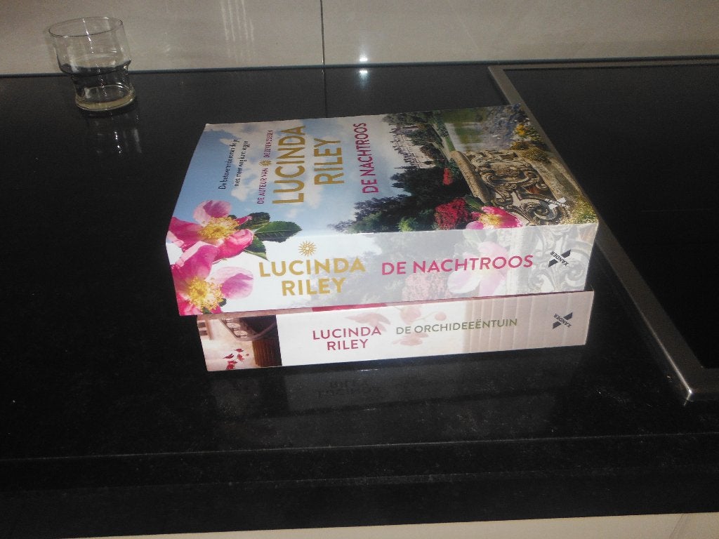 2 boeken van Lucinda Riley voor €10, Ophalen, Zo goed als nieuw, Lucinda Riley