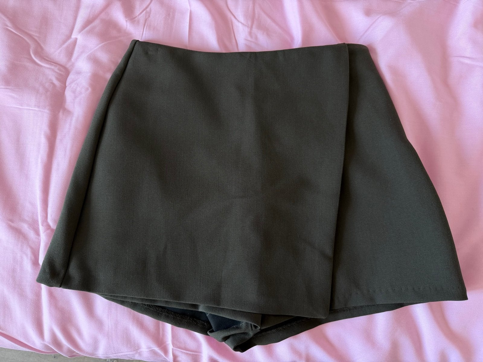 Amisu skort maat 34 (XS) - Donkergroen, Kleding | Dames, Rokken, Verzenden, Nieuw, Maat 34 (XS) of kleiner, Boven de knie