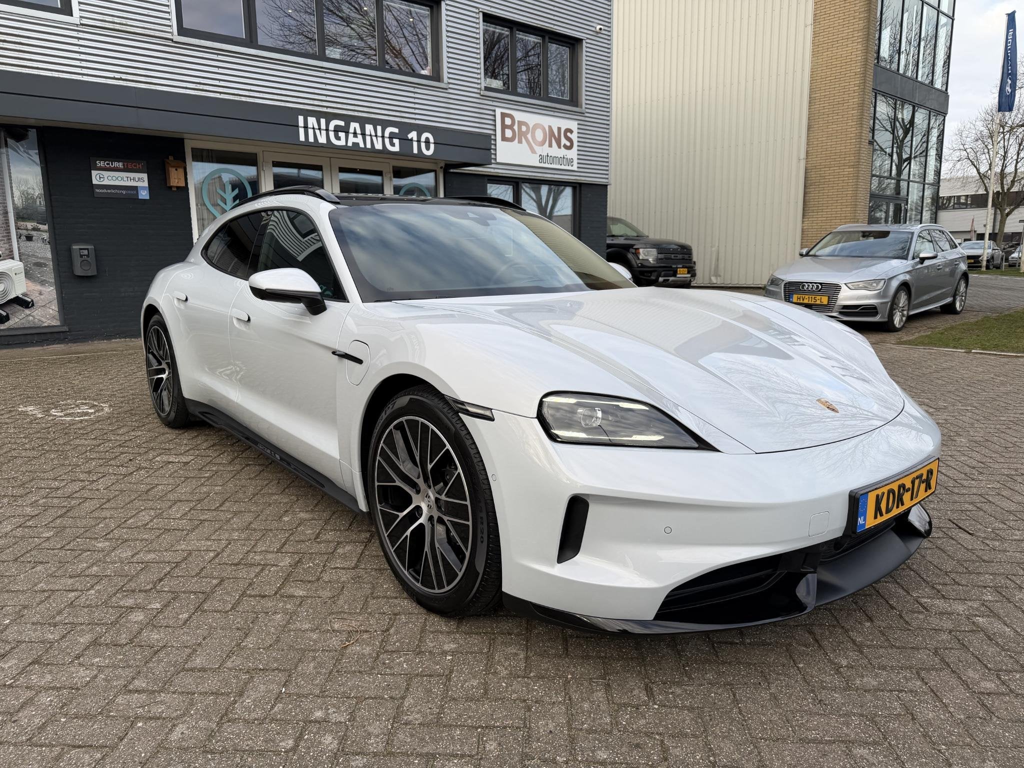 Foto 19 van Porsche Taycan Sport Turismo Black Edition 105 kWh luchtveri