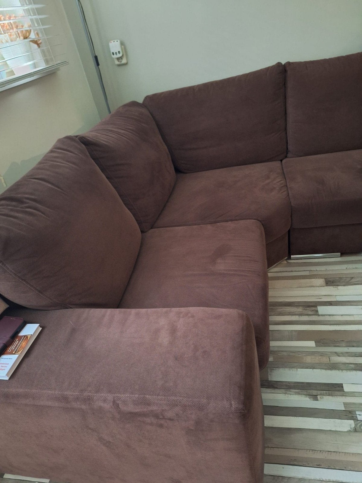 Bruine hoekbank met salontafel - netjes onderhouden, Ophalen, Hoekbank, Zo goed als nieuw, Stof