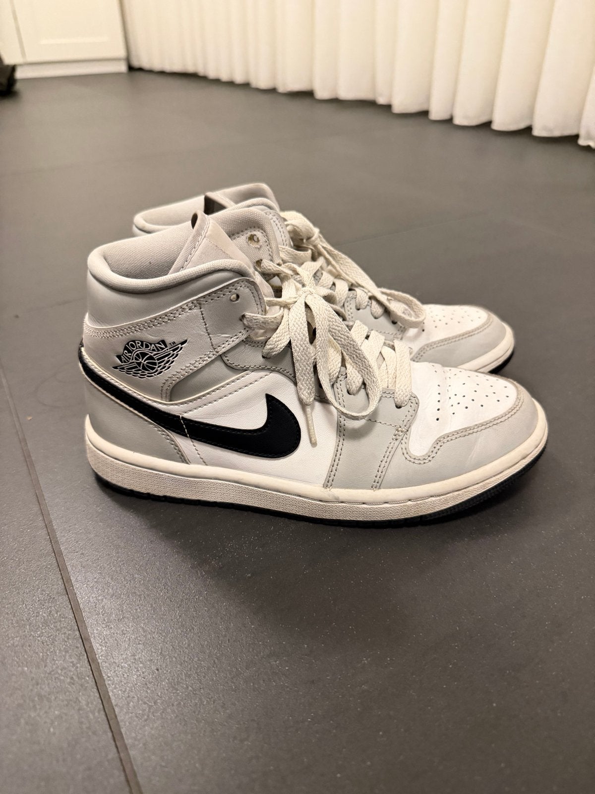 Nike Air Jordan 1 Mid Light Smoke Grey - Maat 37.5, Ophalen of Verzenden, Gedragen, Grijs, Sneakers of Gympen