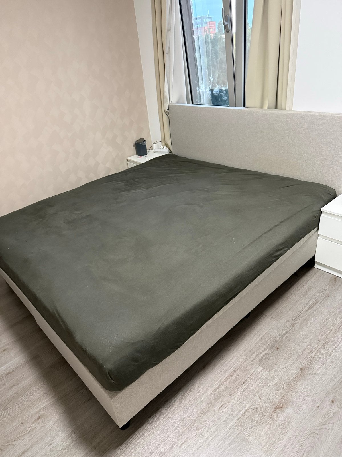 Tweepersoons boxspring 180x200 cm - Zo goed als nieuw, Beige, Tweepersoons, Ophalen of Verzenden, Zo goed als nieuw