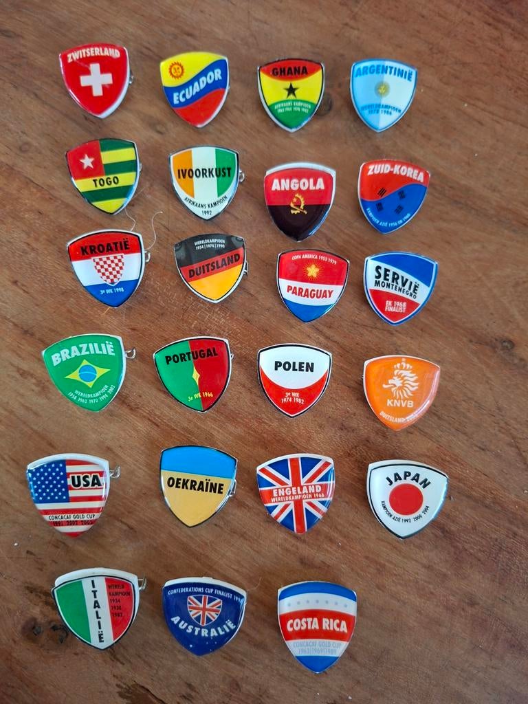 23 speldjes van landen vlaggen uitgebracht eerder WK voetbal, Verzamelen, Speldjes, Pins en Buttons, Ophalen of Verzenden, Zo goed als nieuw