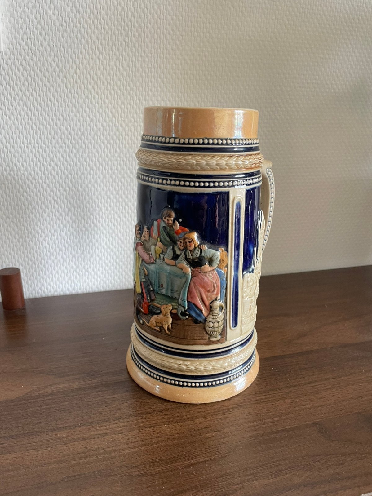 Antieke hoge bier pul met opdruk mensen, Ophalen of Verzenden