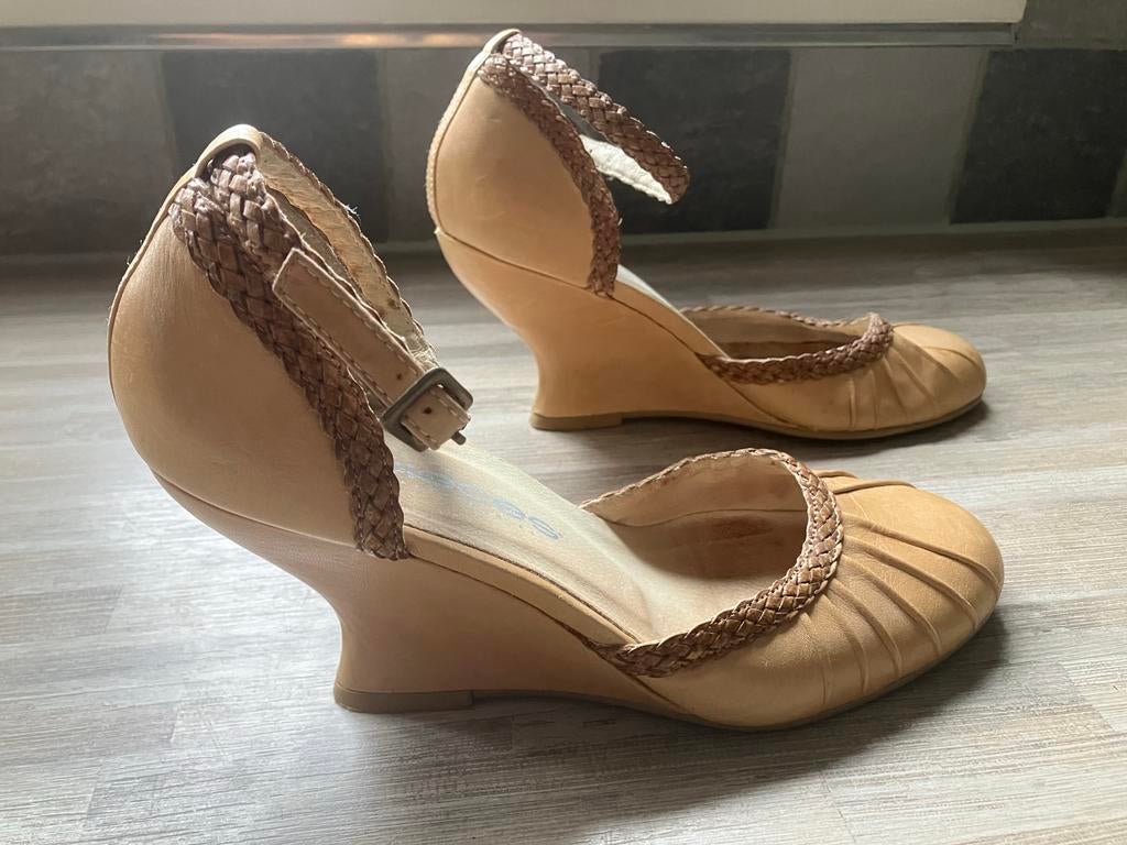 Beige sleehakken, Beige, Ophalen of Verzenden, Schoenen met hoge hakken, Gedragen