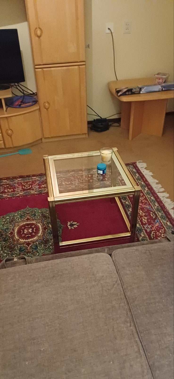 Goudkleurig bijzettafeltje met glazen blad, Huis en Inrichting, Ophalen, Gebruikt, Vierkant, Glas