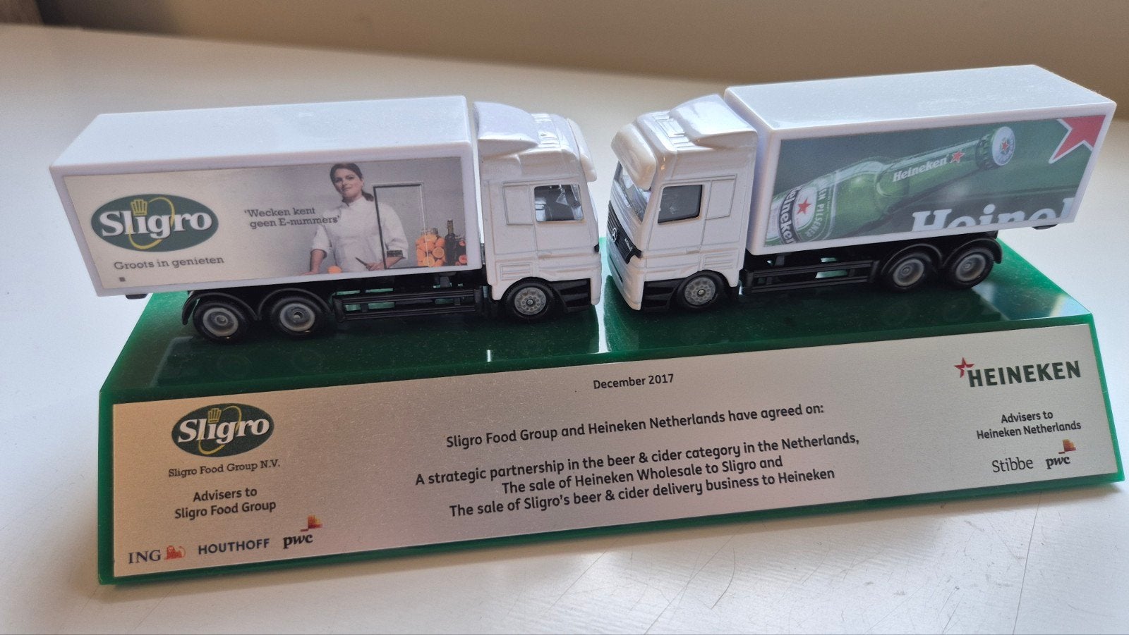 Sligro & Heineken vrachtwagen model - Uniek verzamelobject, Ophalen of Verzenden, Zo goed als nieuw, Auto's