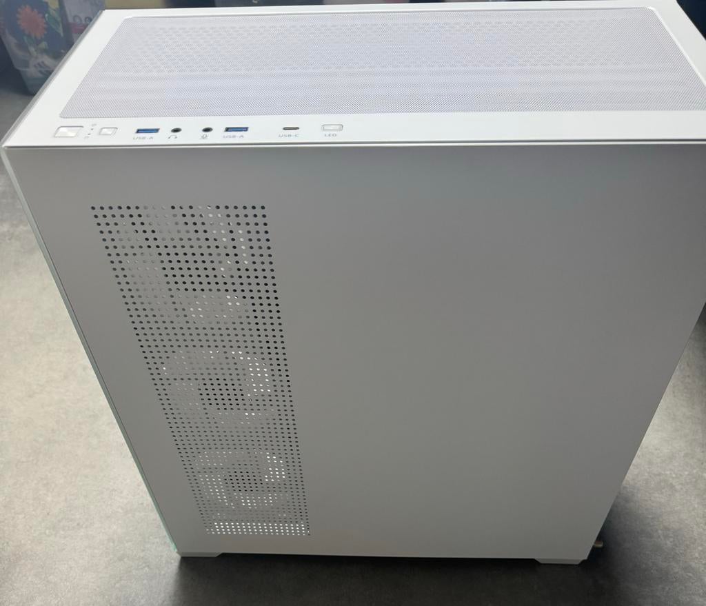 Witte pc case behuizing met 4 extra rgb fans, Ophalen, Zo goed als nieuw