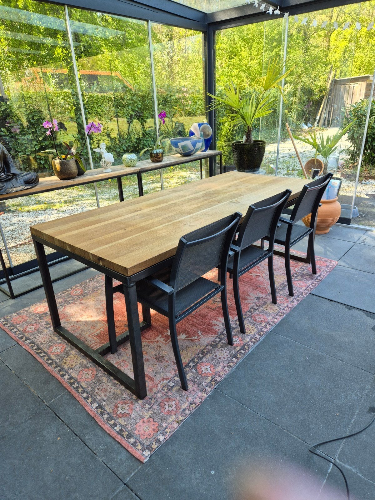 Robuuste eettafel met metalen onderstel en houten blad, Gebruikt, Industrieel, Modern, 50 tot 100 cm, Vijf personen of meer