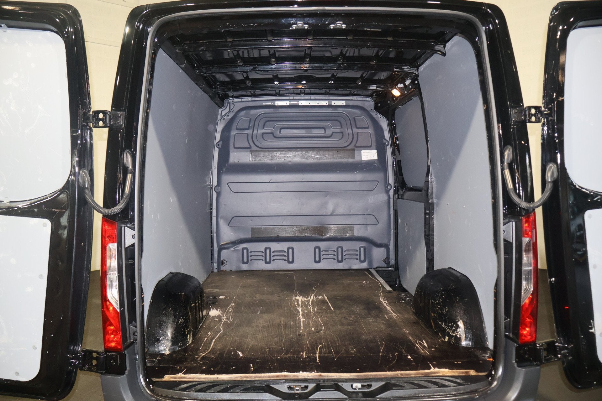 Mercedes-Benz Sprinter 316 CDI L1 H1 Automaat (bj 2020), Auto's, Gebruikt, Euro 6, 4 cilinders, Zwart