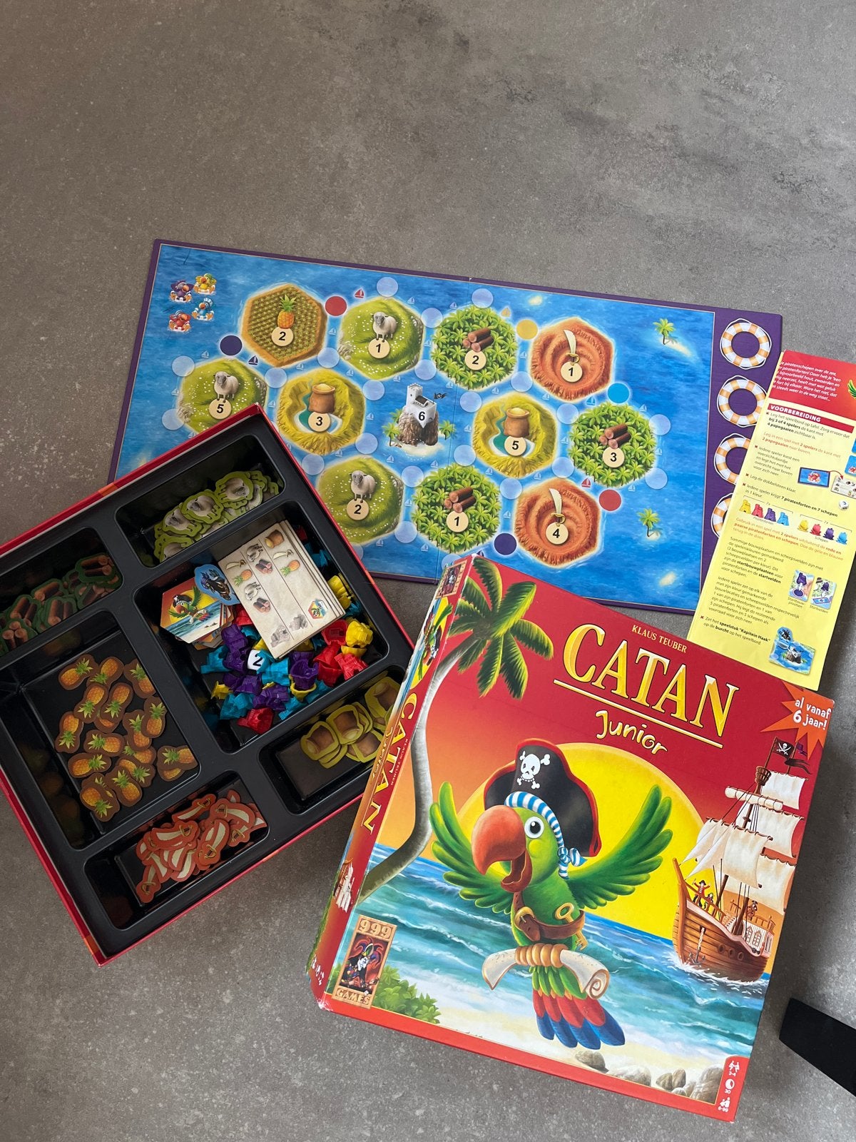 Catan Junior Bordspel - compleet, Drie of vier spelers, Ophalen of Verzenden, Zo goed als nieuw